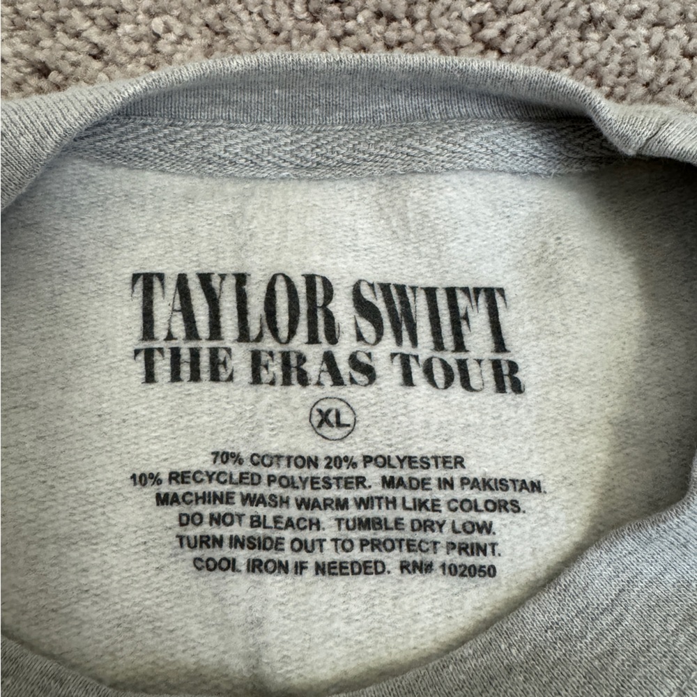 TAYLOR SWIFT ERAS TOUR crewneck in GREY dates on sleeve, size XL